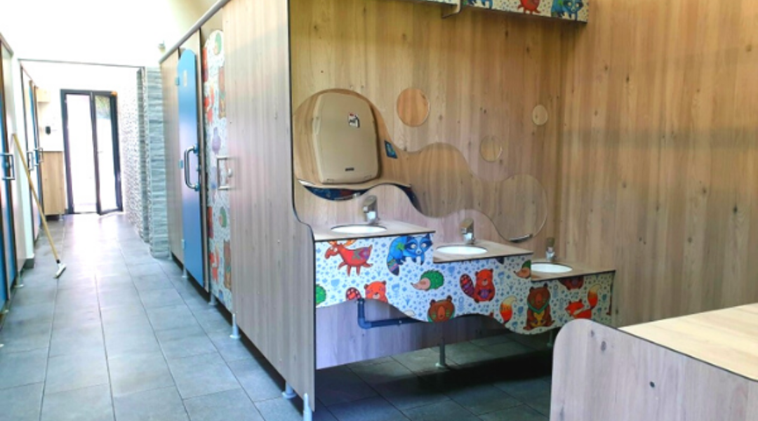 Wohnmobilstellplatz: Sanitärgebäude mit XXL-Duschen, Familienduschen... Wäsche- und Kühlraum auf dem Campingplatz - Camping La Ferme