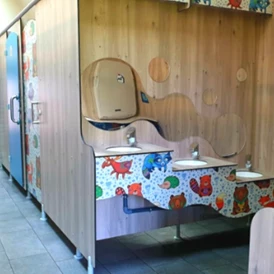 Wohnmobilstellplatz: Sanitärgebäude mit XXL-Duschen, Familienduschen... Wäsche- und Kühlraum auf dem Campingplatz - Camping La Ferme