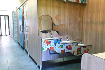 Wohnmobilstellplatz: Sanitärgebäude mit XXL-Duschen, Familienduschen... Wäsche- und Kühlraum auf dem Campingplatz - Camping La Ferme