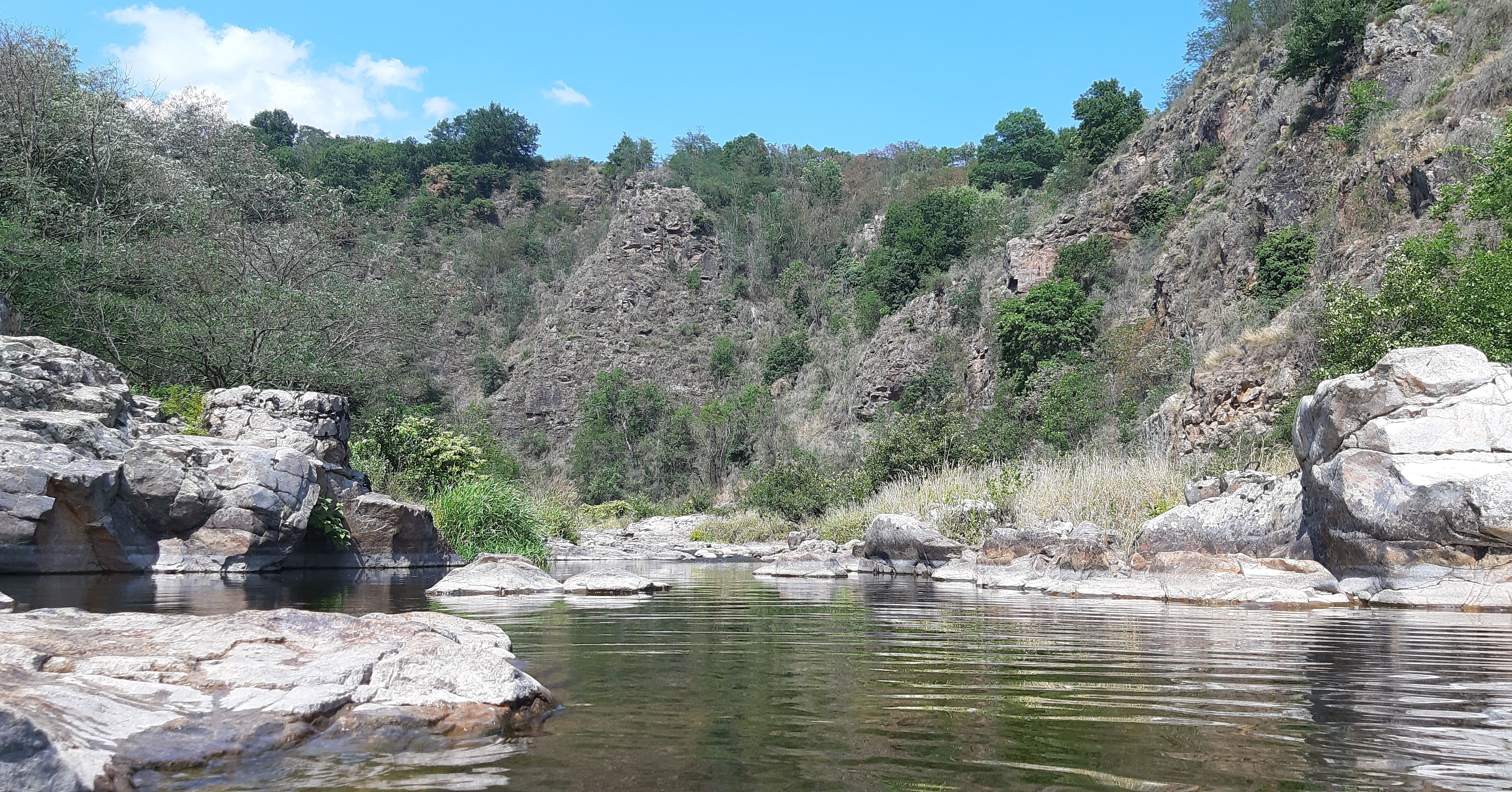 Wohnmobilstellplatz: ruhiger Fluss - Camping Le Viaduc