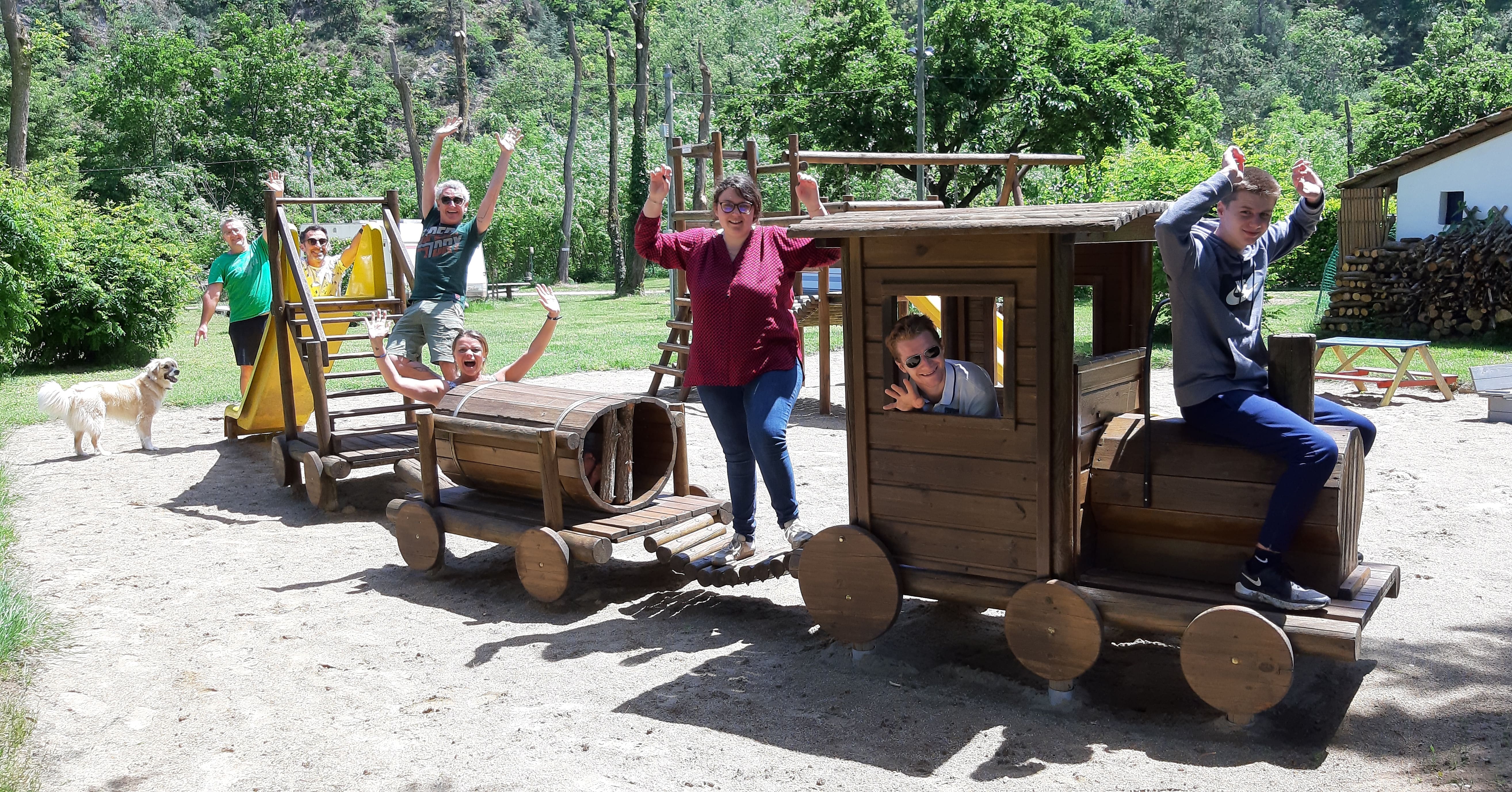 Wohnmobilstellplatz: Spielplatz aus Holz - Camping Le Viaduc