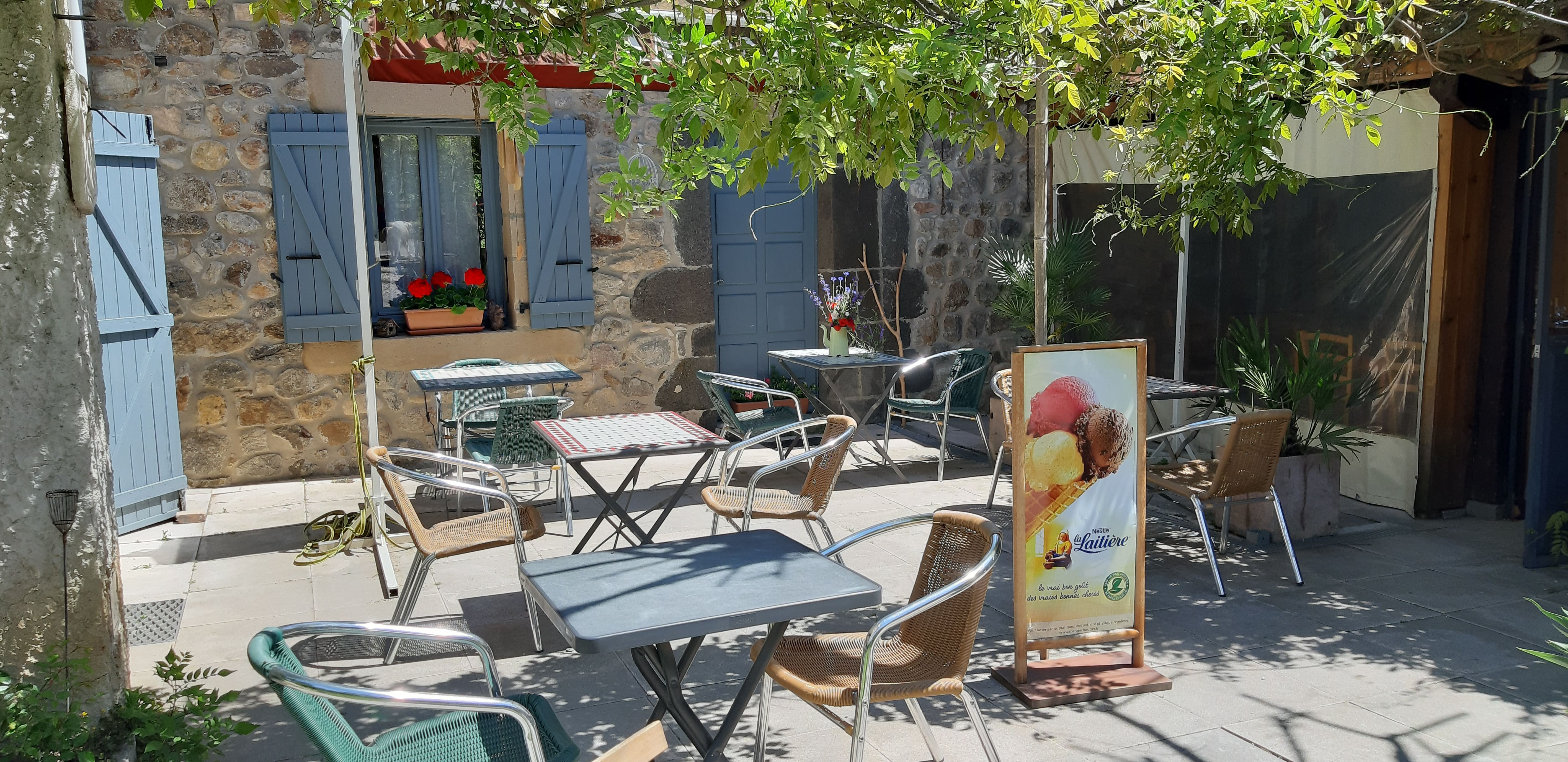 Wohnmobilstellplatz: das Restaurant und die Terrasse - Camping Le Viaduc