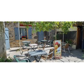 Wohnmobilstellplatz: das Restaurant und die Terrasse - Camping Le Viaduc