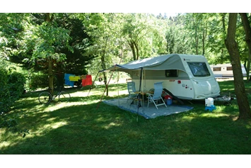Wohnmobilstellplatz: Stellplätze für Wohnwagen - Camping Le Viaduc
