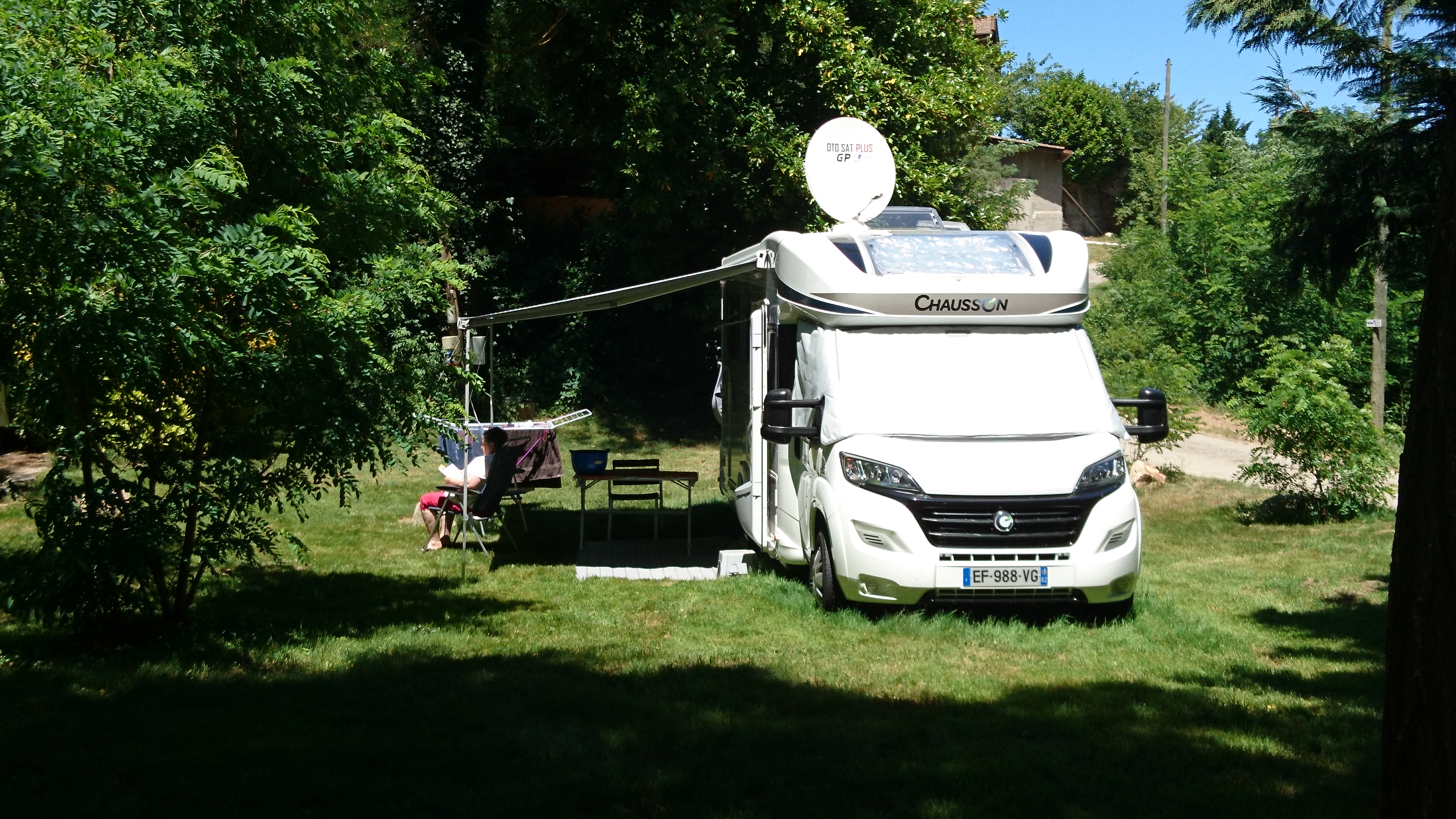 Wohnmobilstellplatz: grosse Stellplätze für Wohnmobil - Camping Le Viaduc