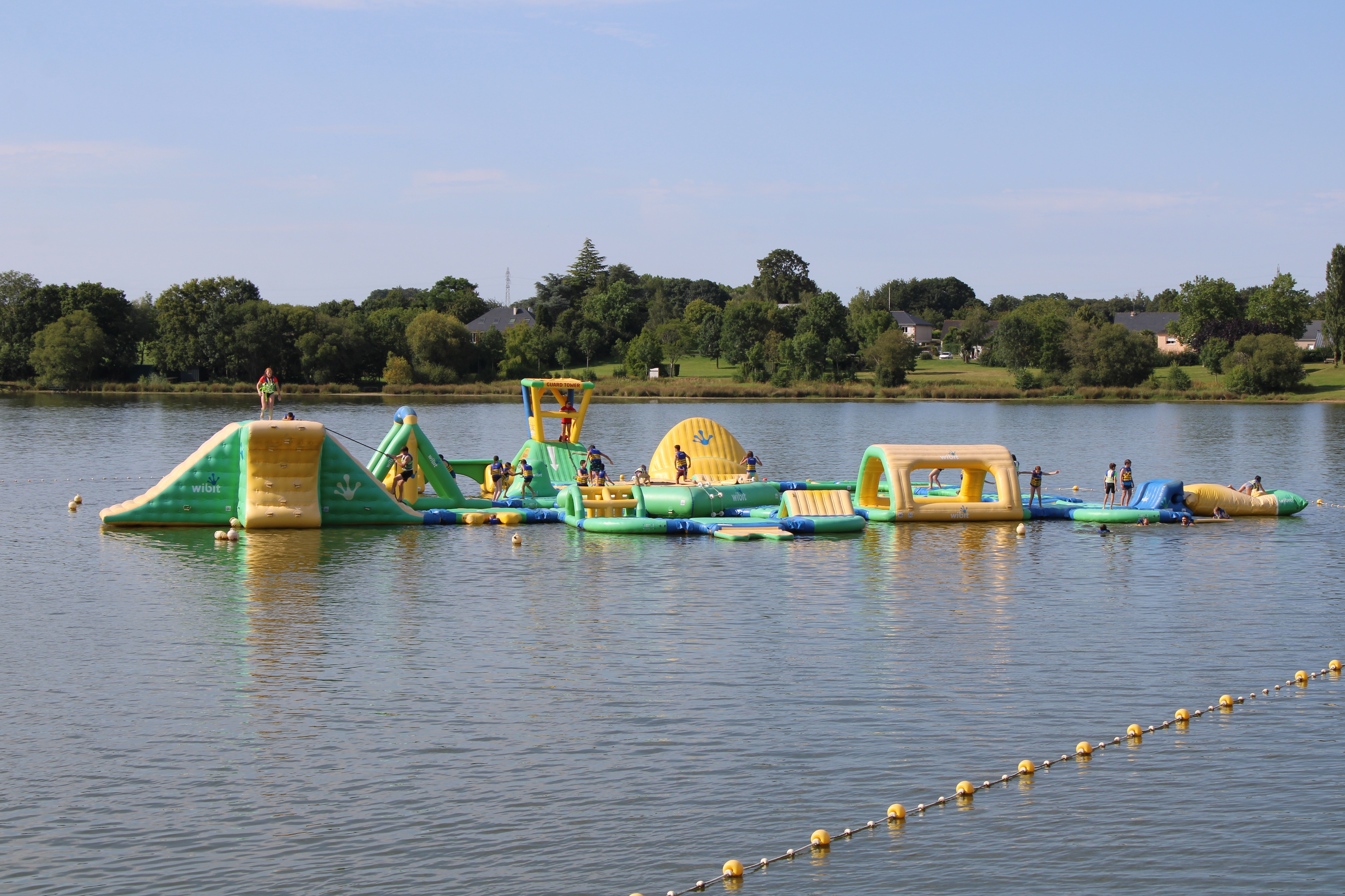 área camper - Países del Loira - Aquaparc sur l'étang saint aubin, base de loisirs attenante au camping - Camping de la Roche Martin