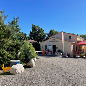 Wohnmobilstellplatz: Eingang zum Campingplatz - Camping Les Myotis