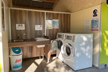 Wohnmobilstellplatz: Waschküche
Waschmaschine
trocknet - Camping Les Myotis