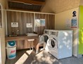 Wohnmobilstellplatz: Waschküche
Waschmaschine
trocknet - Camping Les Myotis