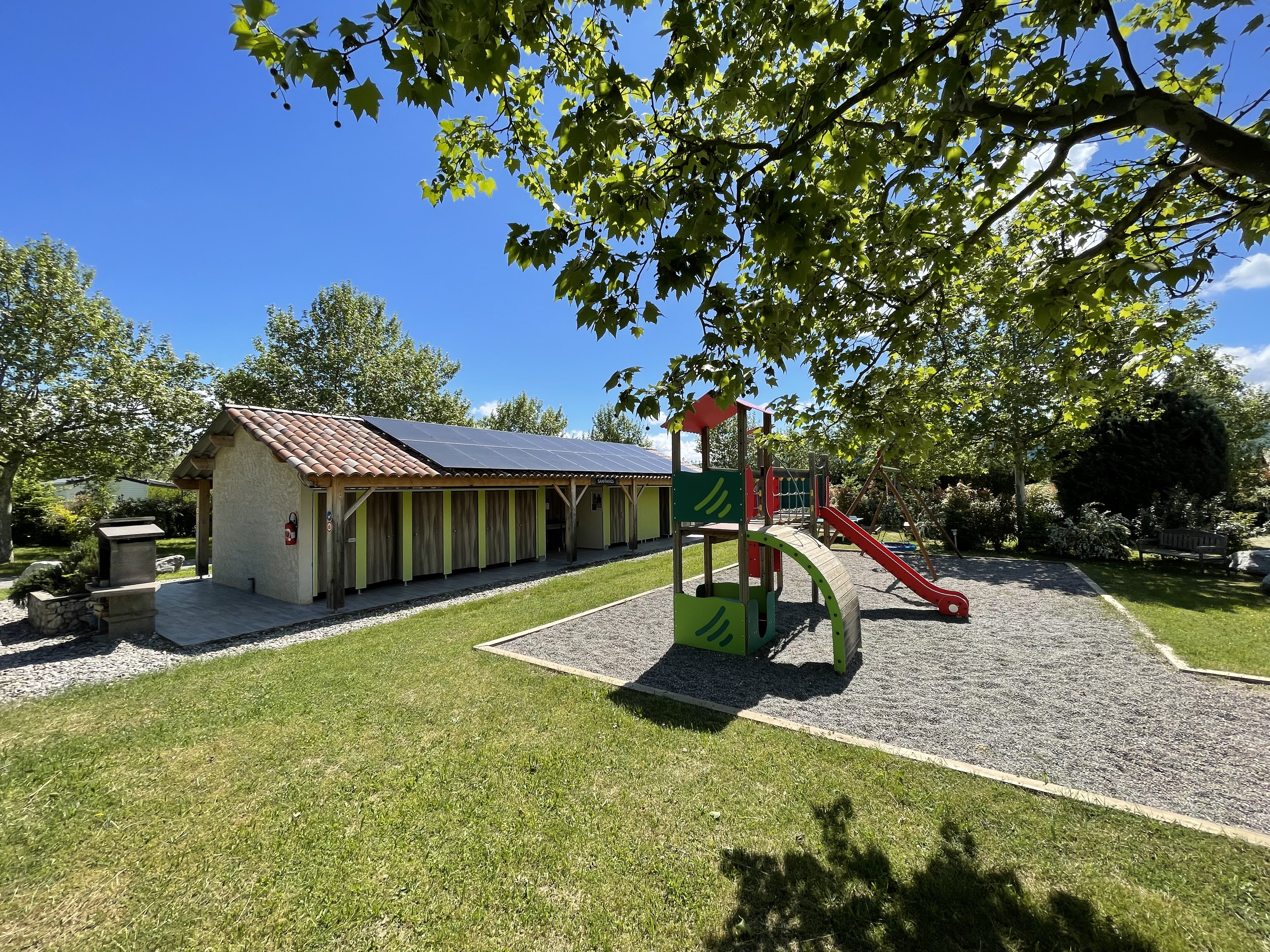 Reisemobilstellplatz - Frankreich - espace sanitaire barbecue aire de jeux - Camping Ushuaïa Villages Les Myotis