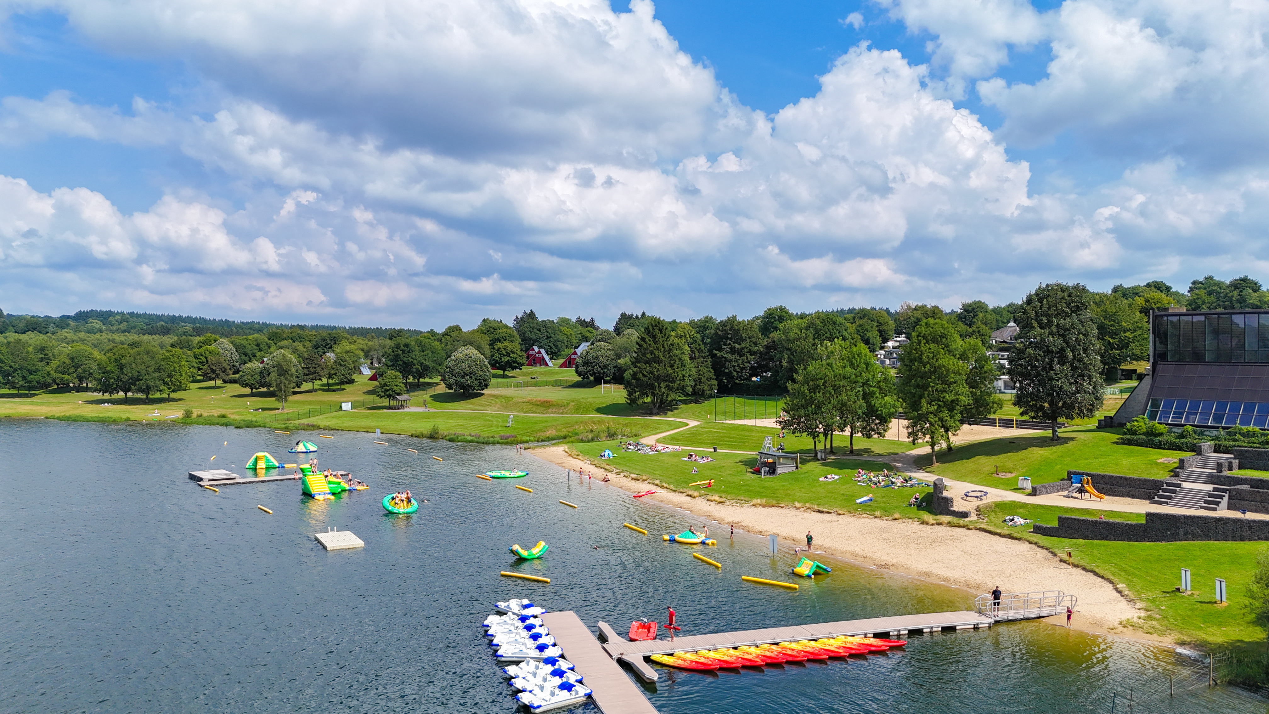 Area sosta per camper - Heimbach (Düren) - Holiday Park Worriken at Lake Bütgenbach – the campsite is just 50 m from the lake shore. - Camping Worriken