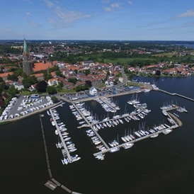 Wohnmobilstellplatz: Ansicht aus der Luft - Stellplatz und Stadthafen - Stellplatz am Schleswiger Stadthafen