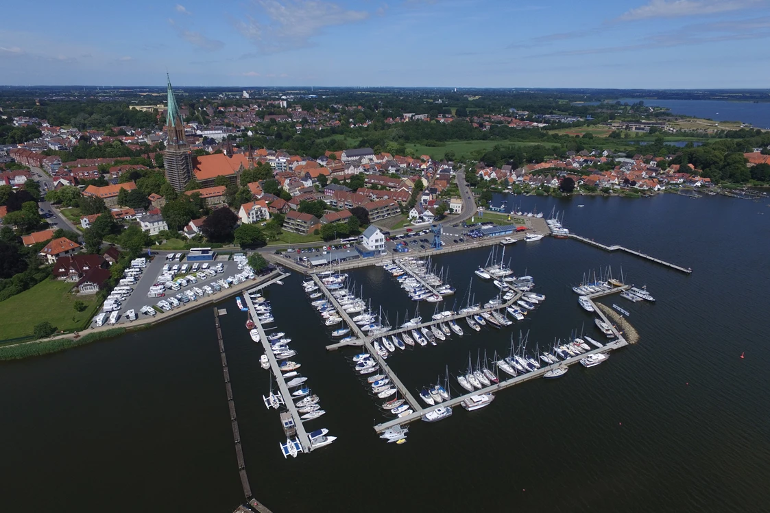 Wohnmobilstellplatz: Ansicht aus der Luft - Stellplatz und Stadthafen - Stellplatz am Schleswiger Stadthafen