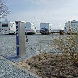 Wohnmobilstellplatz: Stromversorgung an jedem Stellplatz - Stellplatz am Schleswiger Stadthafen