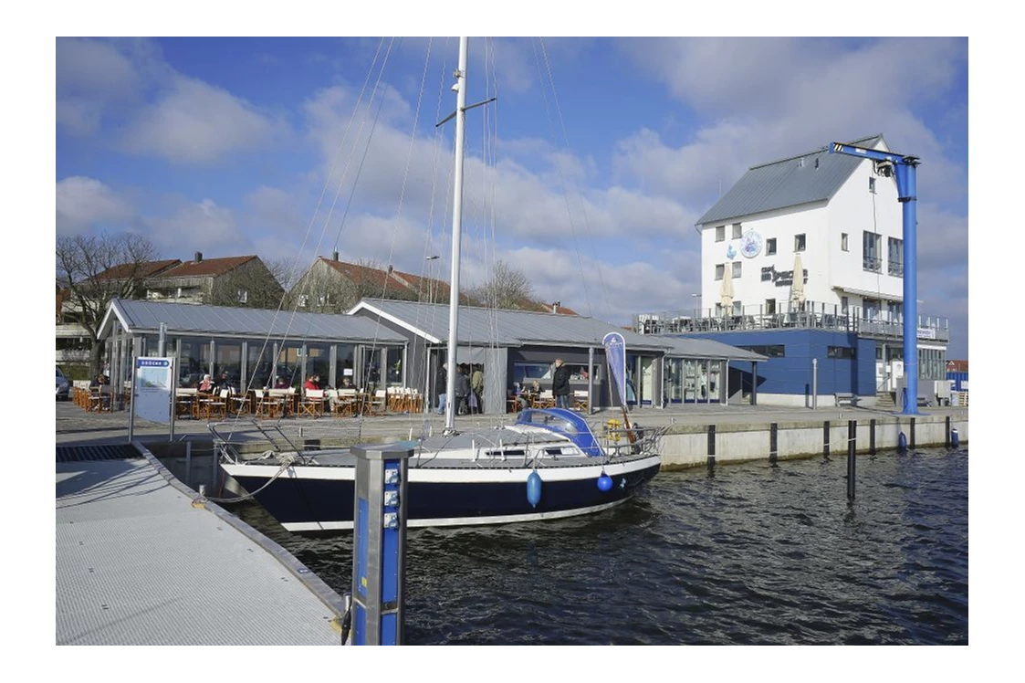 Wohnmobilstellplatz: Blick auf Eiscafé und maritimen Shop - Stellplatz am Schleswiger Stadthafen