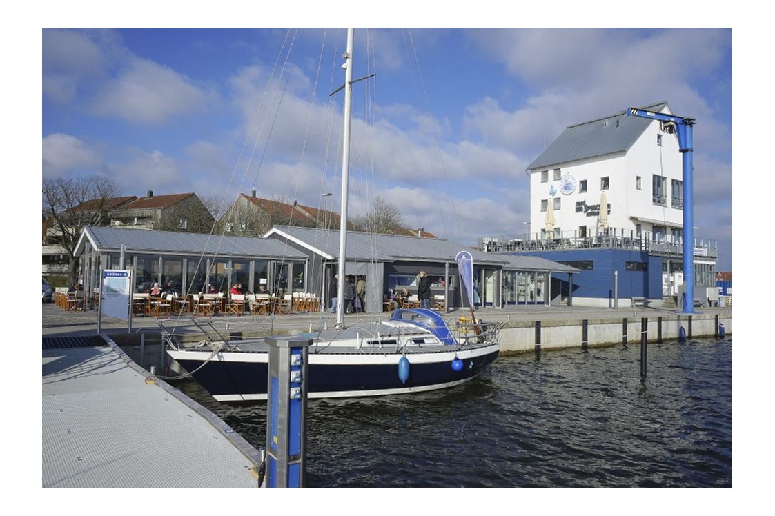 Wohnmobilstellplatz: Blick auf Eiscafé und maritimen Shop - Stellplatz am Schleswiger Stadthafen