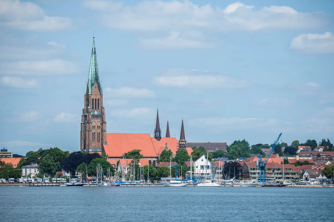 Wohnmobilstellplatz: Der Schleswiger St. Petri Dom ragt direkt hinter dem Stellplatz in den Himmel - Stellplatz am Schleswiger Stadthafen