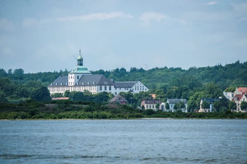 Wohnmobilstellplatz: Schloss Gottorf ist nur eine der vielen Schleswiger Sehenswürdigkeiten - Stellplatz am Schleswiger Stadthafen