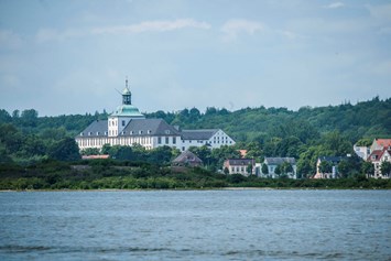 Wohnmobilstellplatz: Schloss Gottorf ist nur eine der vielen Schleswiger Sehenswürdigkeiten - Stellplatz am Stadthafen