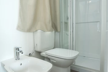 Wohnmobilstellplatz: Die Toilette mit der Dusche im Mobilhome. - Autocamp Miocic