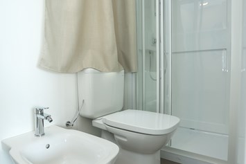 Wohnmobilstellplatz: Die Toilette mit der Dusche im Mobilhome. - Autocamp Miocic