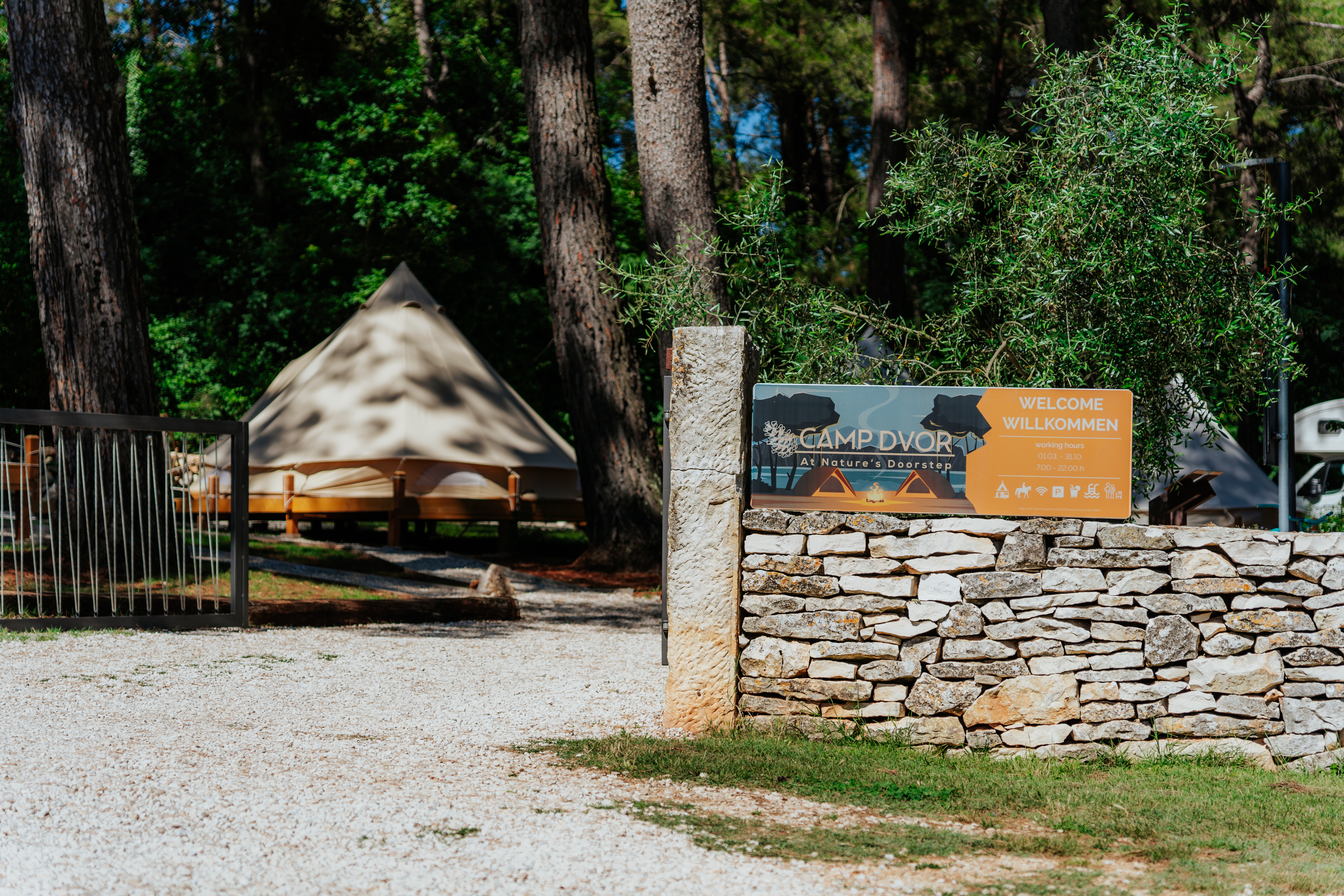 Wohnmobilstellplatz: Campsite entry - Campingplatz Dvor - zone