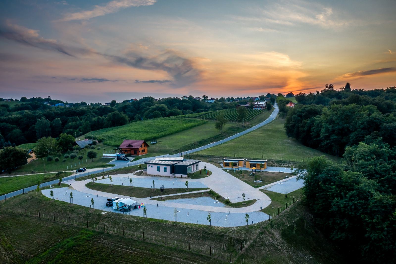 Wohnmobilstellplatz:  Wein camp Hažić
