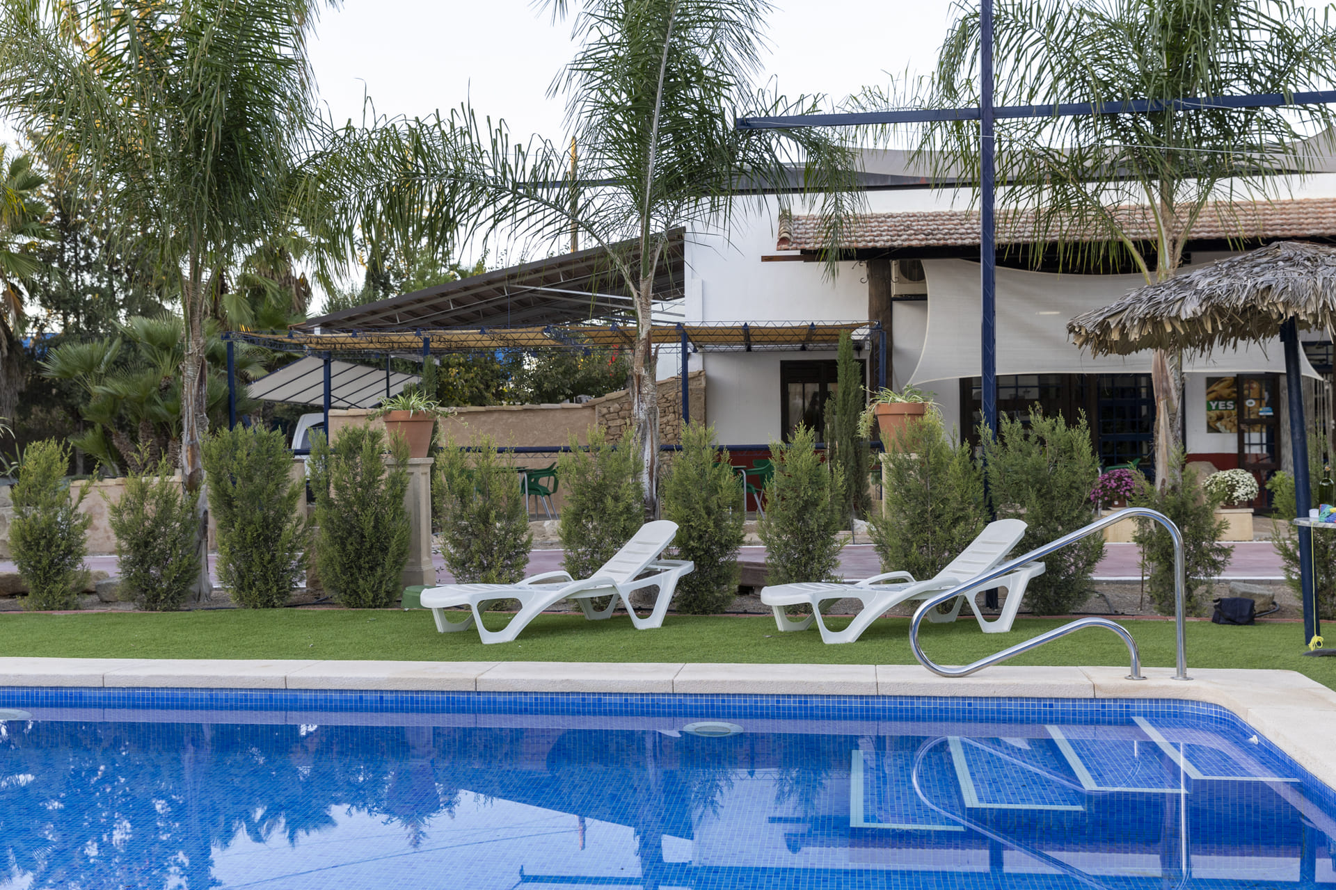 Wohnmobilstellplatz: Unser Pool mit Liegestühlen - Camper Park Casablanca - Infrastrutture