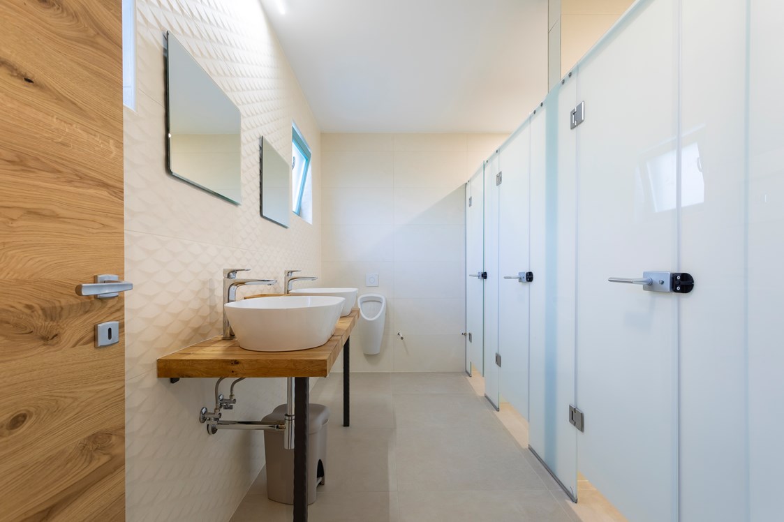 Wohnmobilstellplatz: There are 2 men's and 2 women's toilets and 4 showers.  - Kamp Brda, Camping & Rooms