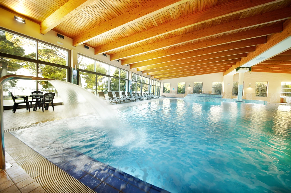 Wohnmobilstellplatz: Wellness center swimming pool with warm sea water - Camping Adria