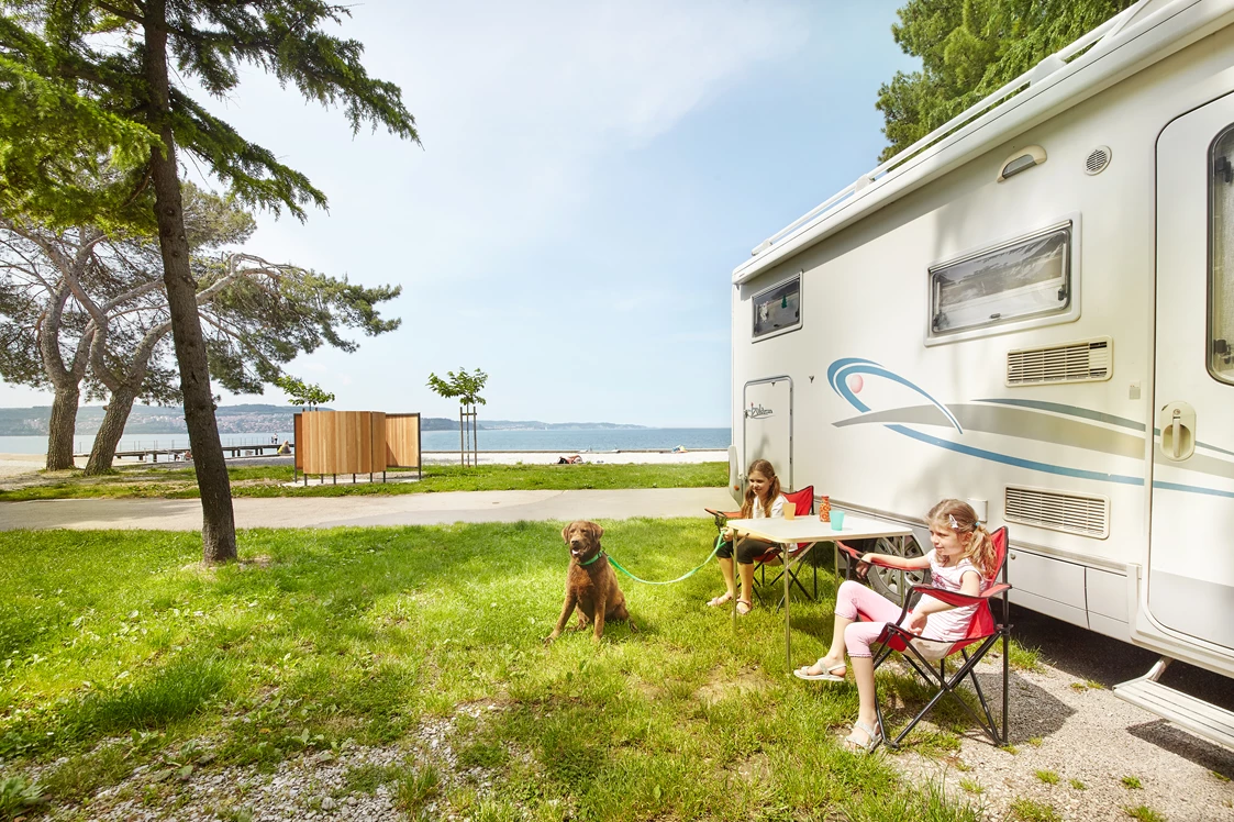 Wohnmobilstellplatz: 1st row- watch the sun set from your camper - Camping Adria