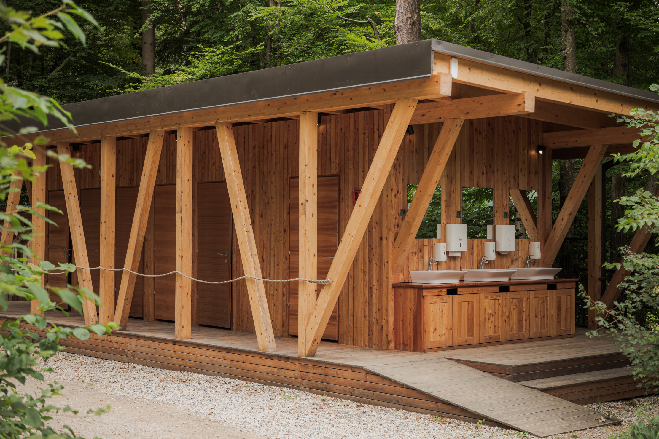 Wohnmobilstellplatz: Toilete area 2 - Wooden toiletes and eco showers - Forest Camping Mozirje