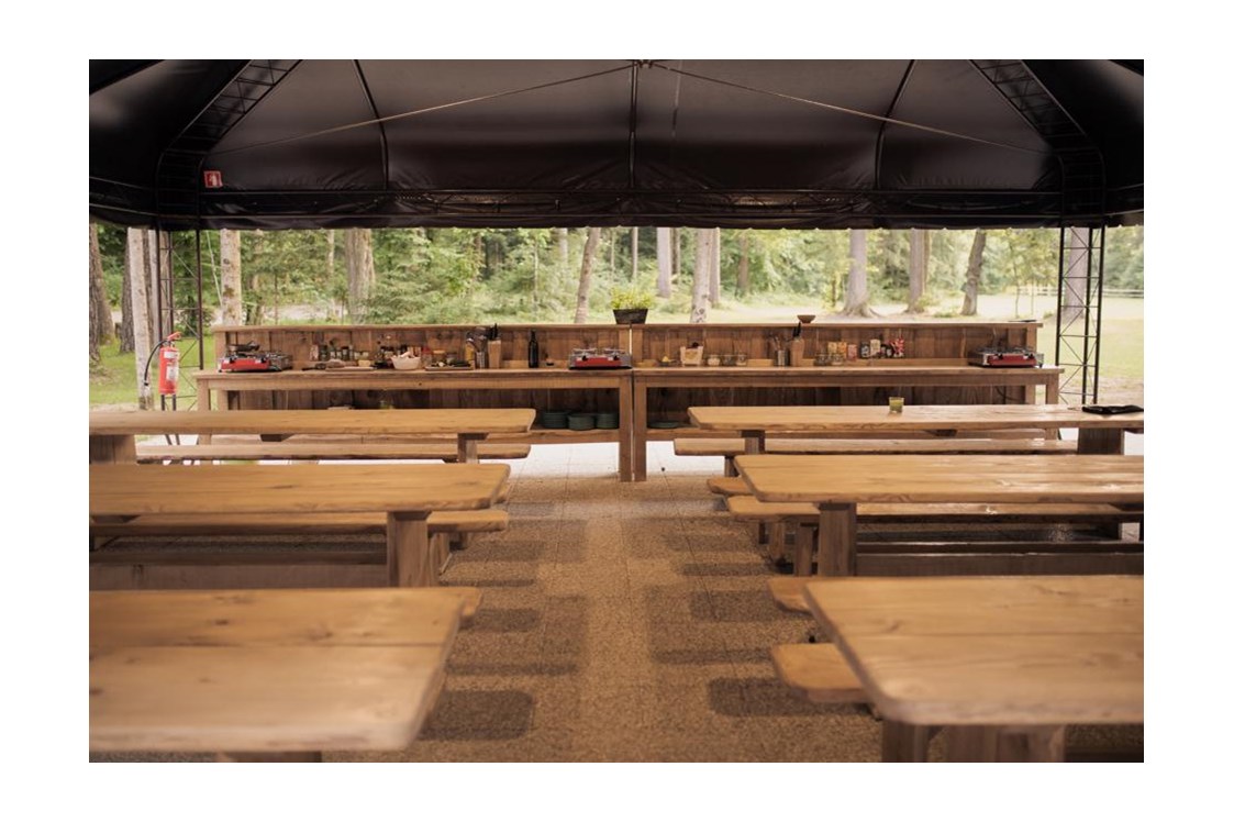 Wohnmobilstellplatz: Common area with open kitchen and reception - Forest Camping Mozirje