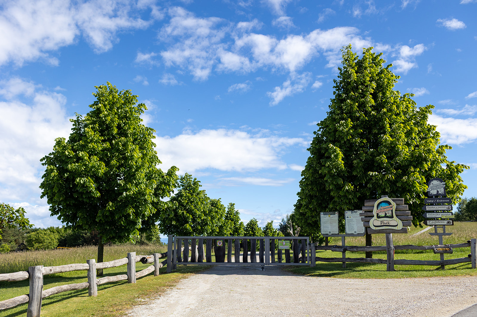 kampeerplaats voor campers - Region Unterkrain - Entry to the park after registration at the reception I Eintritt in den Park nach Anmeldung an der Rezeption.  - Camping in Tourist village Pristava I Zelten in Feriendorf Pristava