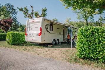 Wohnmobilstellplatz: Stellplatz am Fluss - Camping Côté Vercors