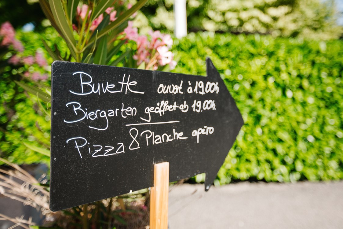 Wohnmobilstellplatz: Wir begrüßen Sie in unserem kleinen Biergarten mit kalten Getränken und frischgemachter Pizza - Camping Côté Vercors