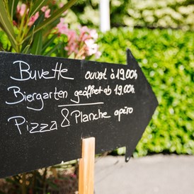 Wohnmobilstellplatz: Wir begrüßen Sie in unserem kleinen Biergarten mit kalten Getränken und frischgemachter Pizza - Camping Côté Vercors