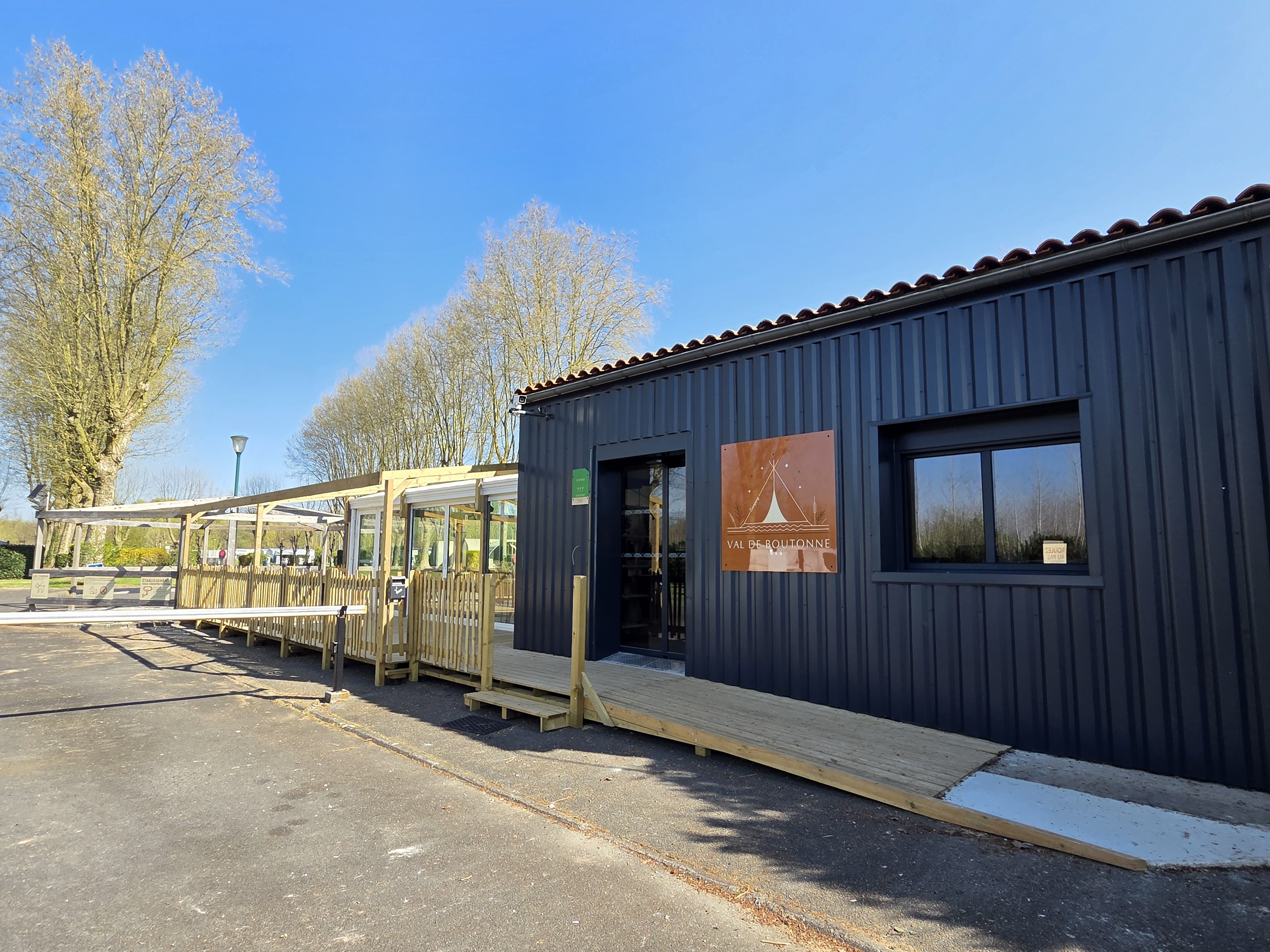 Area sosta per camper - WLAN: vorhanden - Francia - Accueil du camping - Campingplatz Val de Boutonne