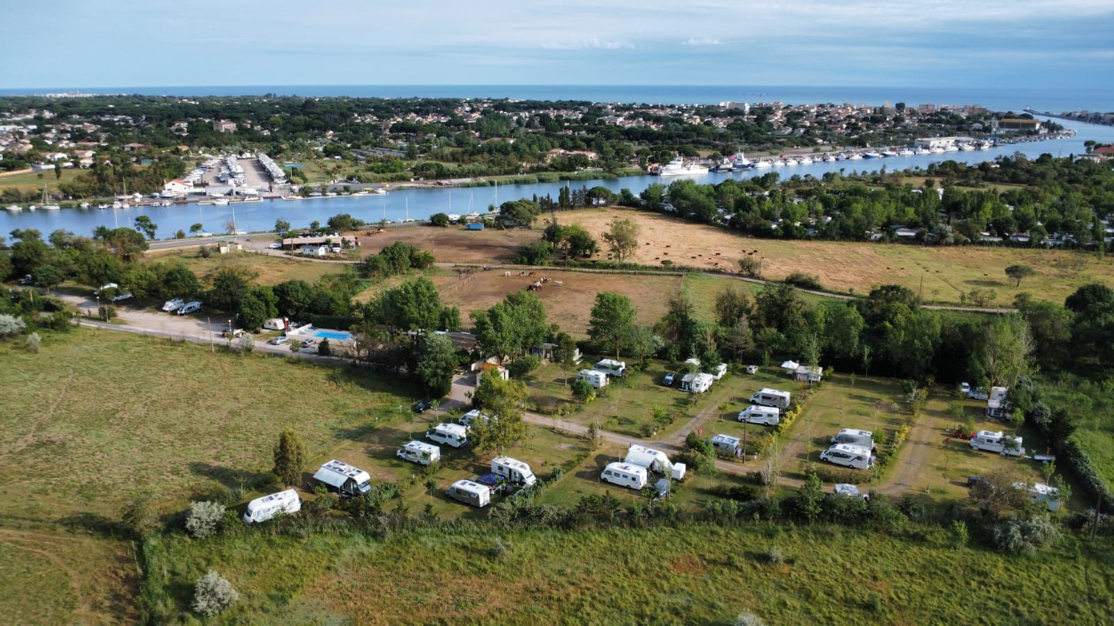 Reisemobilstellplatz - Art des Stellplatz: eigenständiger Stellplatz - Les Cabanes de Fleury - Die Pappeln