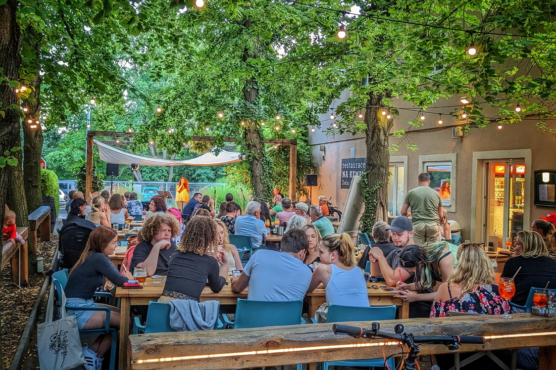 Wohnmobilstellplatz: restaurant with summer garden - Camping Sokol Praha