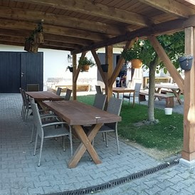 Wohnmobilstellplatz: Schöne terasse unter ein dach. - Camping & Guesthouse Pliskovice