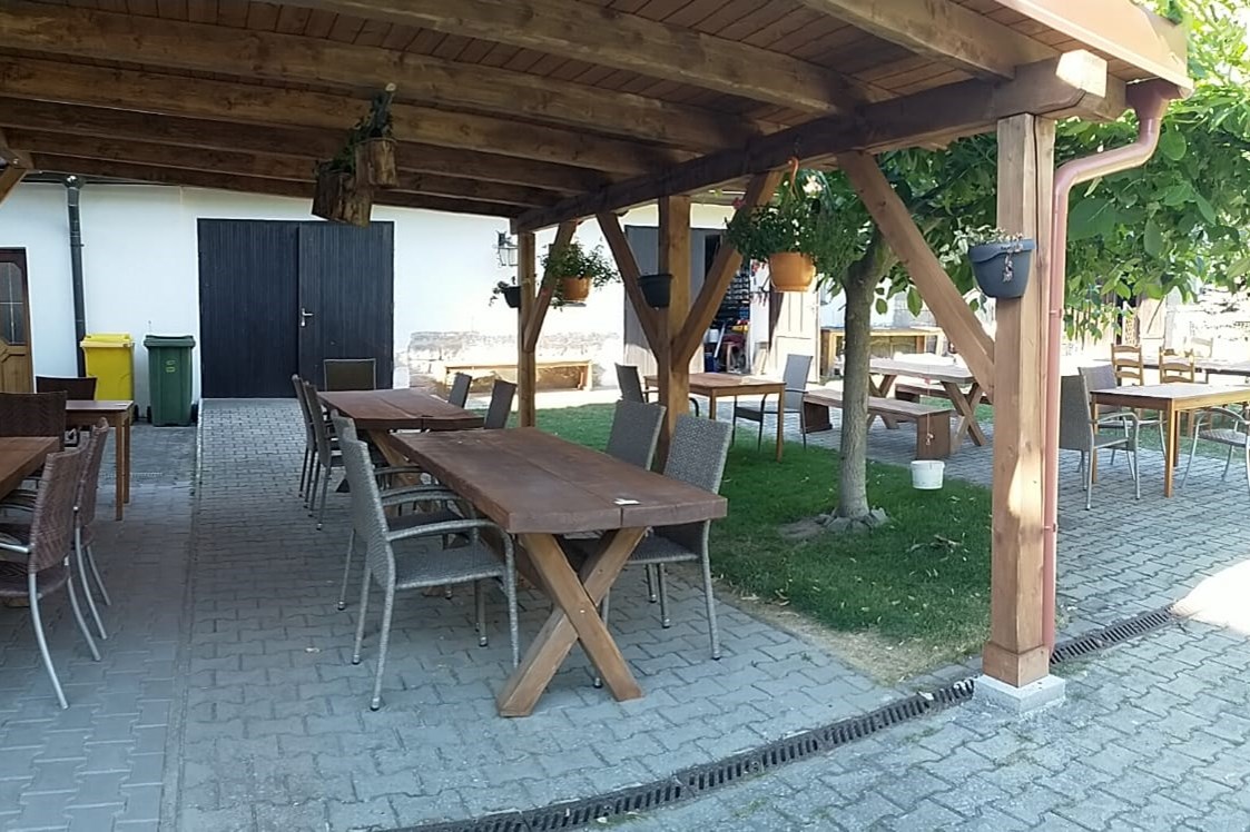 Wohnmobilstellplatz: Schöne terasse unter ein dach. - Camping & Guesthouse Pliskovice