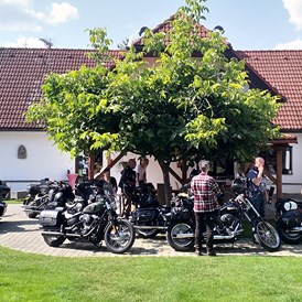 Wohnmobilstellplatz: Motorgruppen willkommen - Camping & Guesthouse Pliskovice