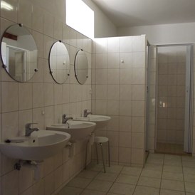 Wohnmobilstellplatz: Sehr schöne sanitairraum - Camping & Guesthouse Pliskovice