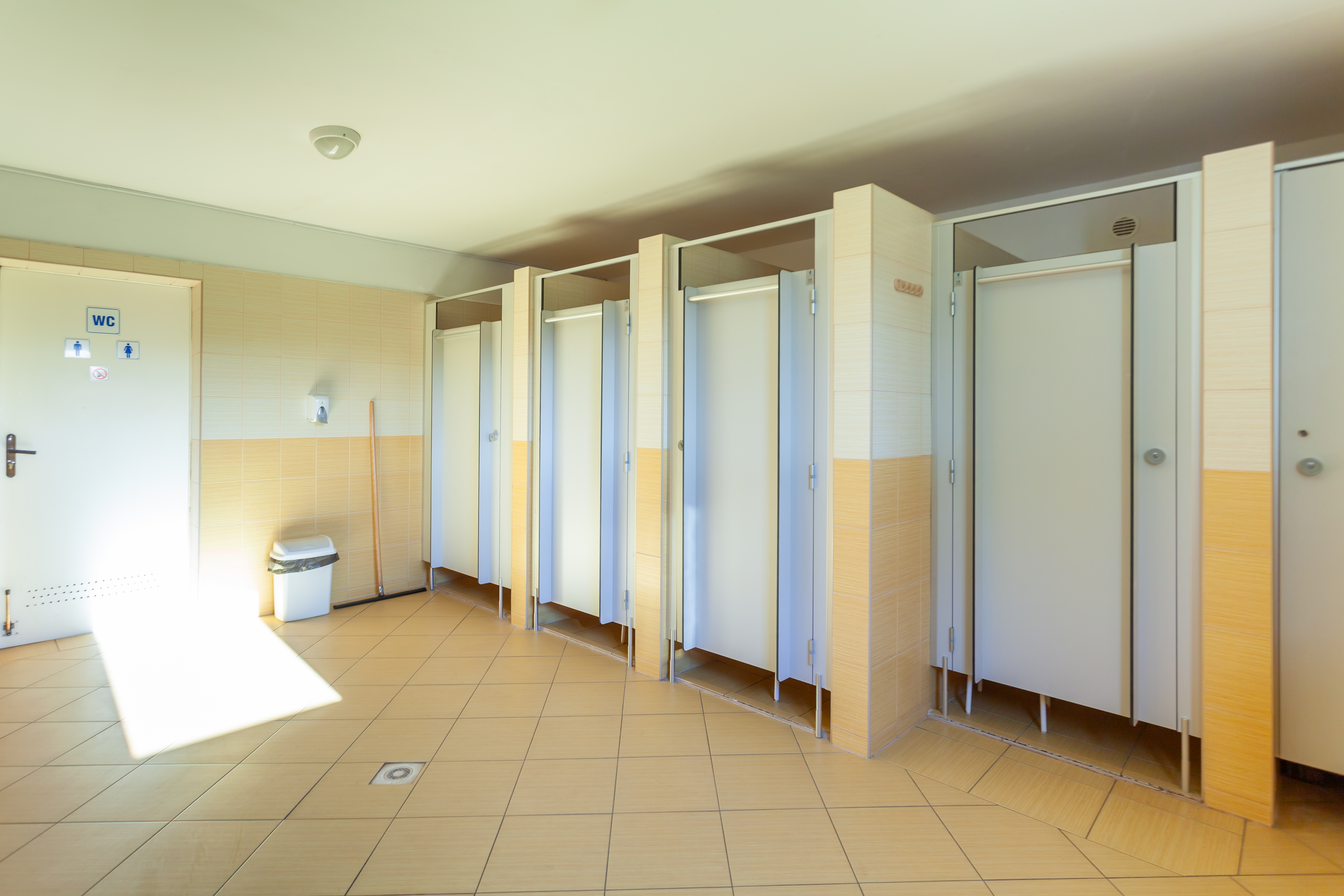 Wohnmobilstellplatz: łazienka mniejsza damsko-męska - Camping Bursztynek - Sanitario