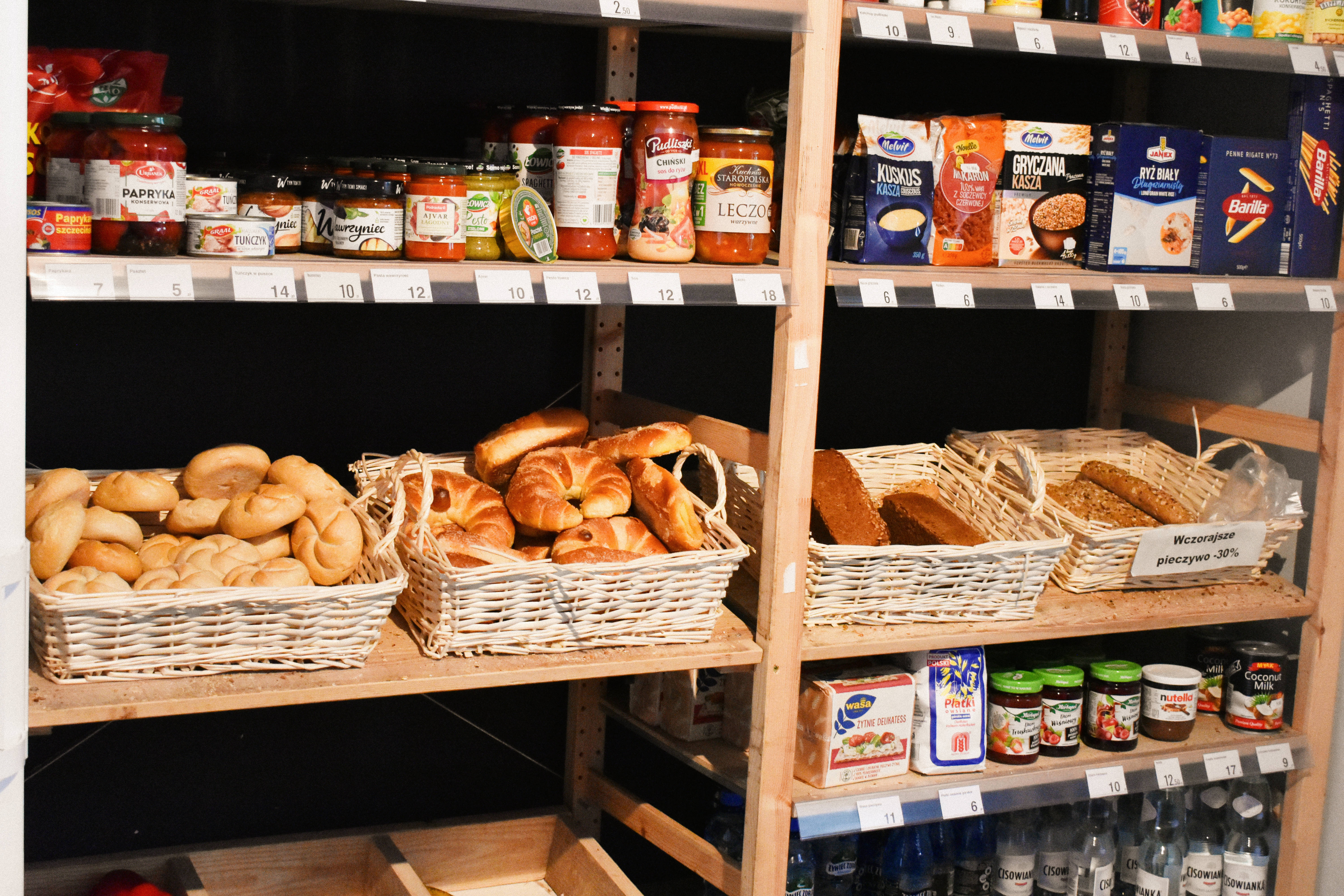 Place de parking pour camping-car - Pologne - Convenience store with freshly baked bread - Camp Bursztynowy Las