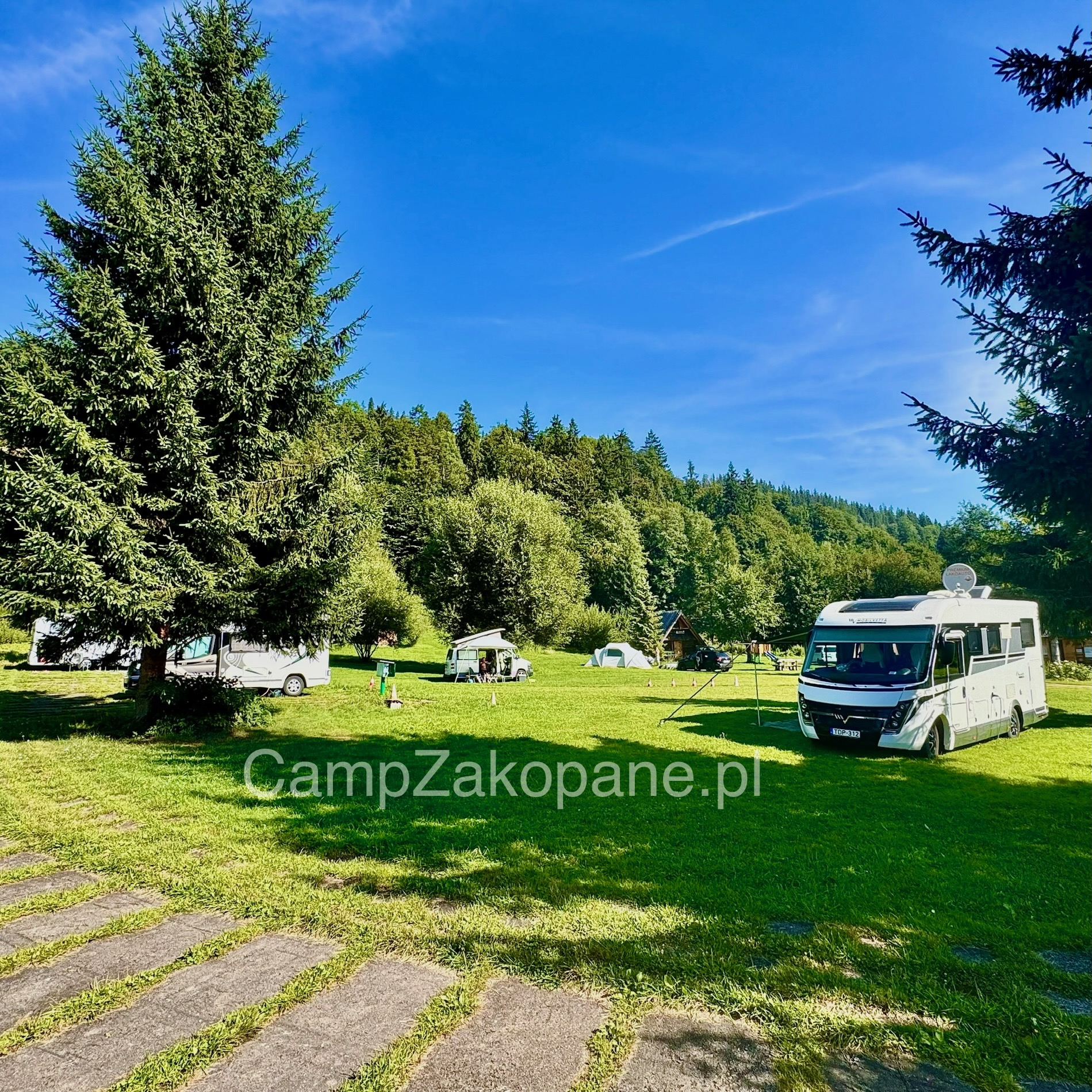 RV park - Silleiner Land - Weitläufiger Campingplatz Harenda Zakopane mit Wohnmobilen auf Rasen und befestigtem Weg - Camp Harenda Zakopane - Camp Harenda Zakopane