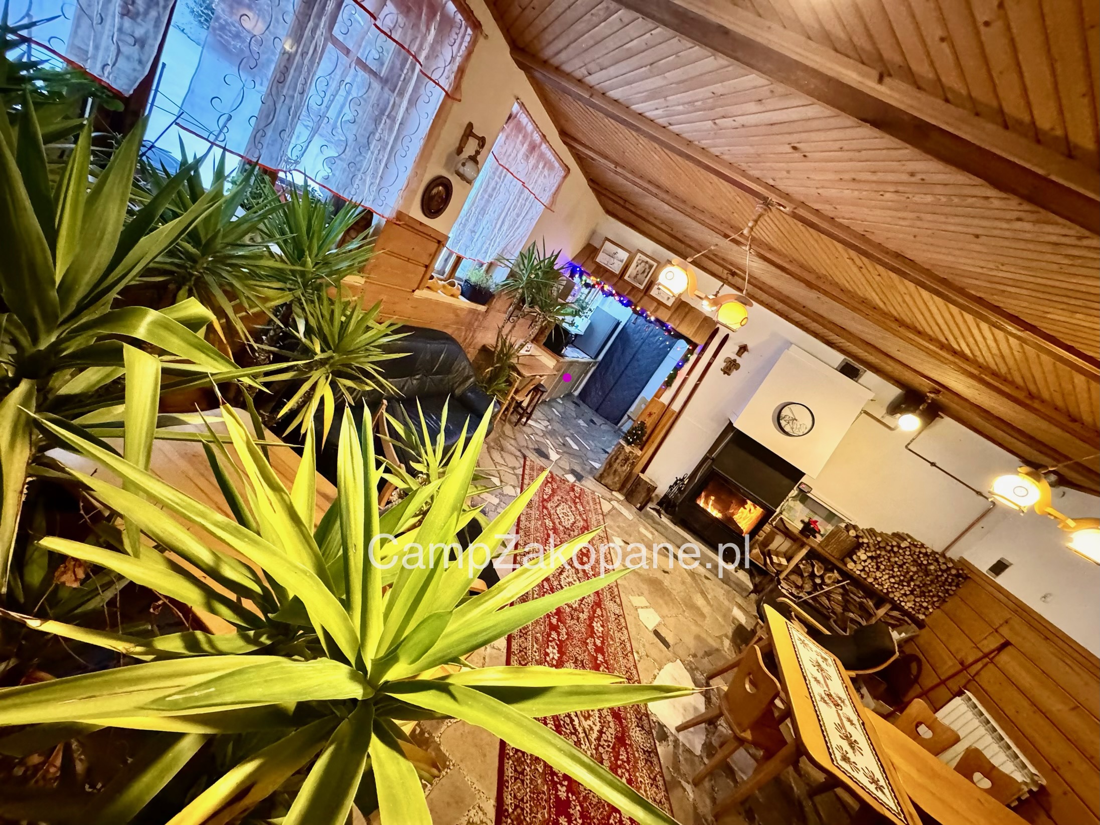 Wohnmobilstellplatz: Kaminzimmer mit Sofa, Tischen und Stühlen – Gemeinschaftsraum Camping Camp Harenda Zakopane - Camp Harenda Zakopane - Infrastrutture, Ristorazione, Tempo libero