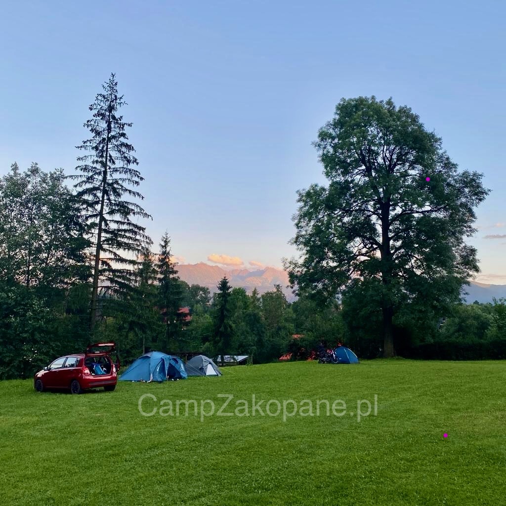 Wohnmobilstellplatz: Weitläufiger Zeltplatz Camp Harenda Zakopane mit Zelten auf Rasen, Nadelbäumen und Tatra-Panorama - Camp Harenda Zakopane - Tempo libero, Vicinanze, zona
