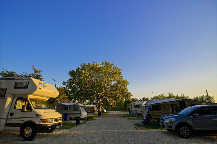 Wohnmobilstellplatz: Barack Thermal Camping Tiszakécske